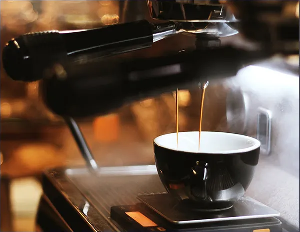 커피 머신에서 에스프레소를 내리는 모습
