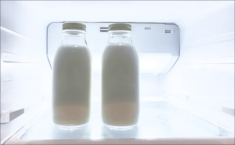냉장고에 보관되어 있는 병우유